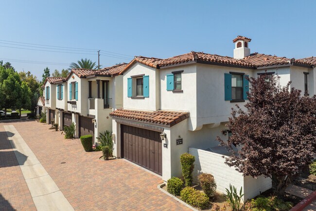 Villas Bonita Apartments in Redlands, CA - Foto de edificio - Building Photo