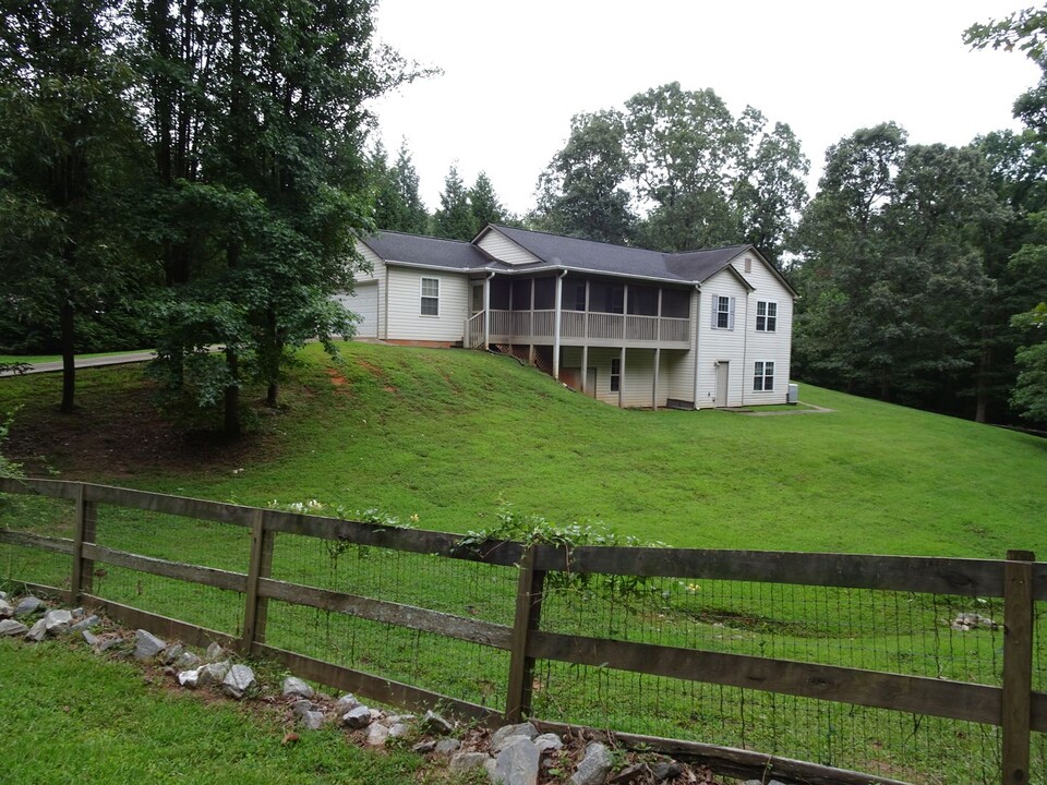 109 Pinewood Dr in Dahlonega, GA - Building Photo