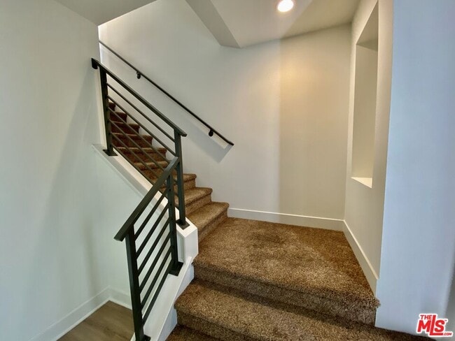 10732 Bloomfield St in Los Angeles, CA - Building Photo - Building Photo