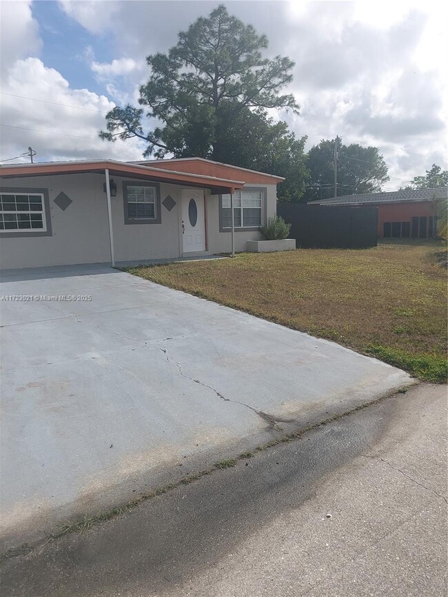 124 Apache in Lehigh Acres, FL - Building Photo - Building Photo