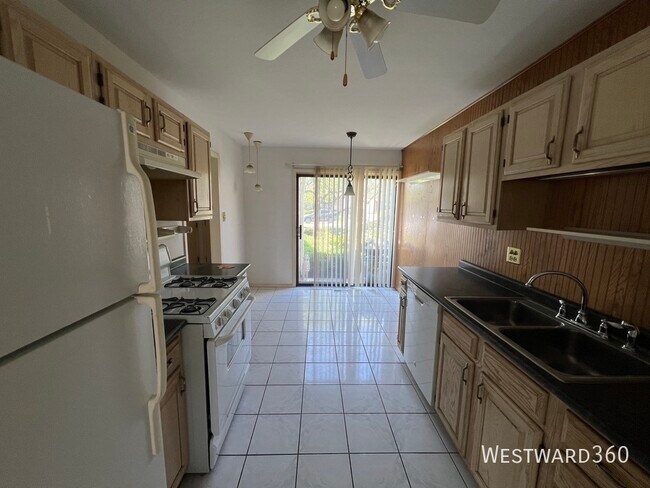 1185 Leicester Ct in Wheaton, IL - Foto de edificio - Building Photo