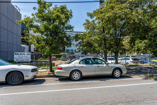 One Jones Park in Jersey City, NJ - Building Photo - Building Photo