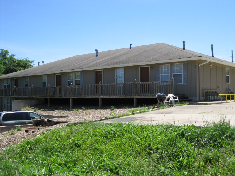 501 N 1st St-Unit -Apt 8 in Louisburg, KS - Foto de edificio