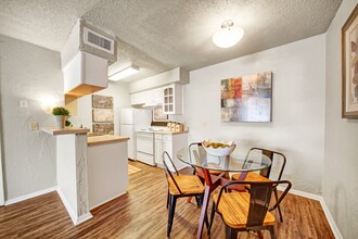 Brookwood Village in Oklahoma City, OK - Foto de edificio - Building Photo