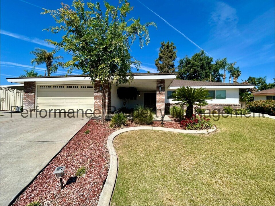 2705 Carlisle Ct in Bakersfield, CA - Building Photo