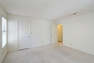 217 S White Cloud Cir in Henderson, NV - Foto de edificio - Building Photo