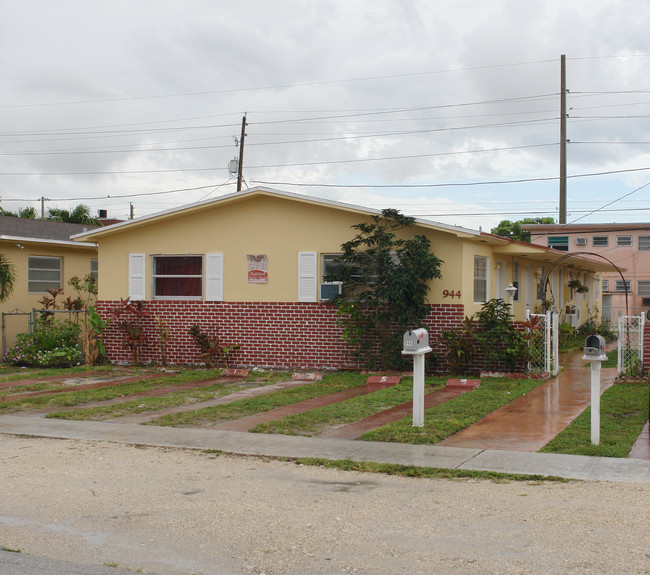 944-952 W 30th St in Hialeah, FL - Building Photo - Building Photo