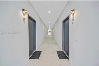 853 E 24th St, Unit 203 in Hialeah, FL - Foto de edificio - Building Photo