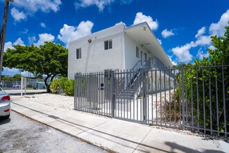 1955 NW 2nd Ct in Miami, FL - Foto de edificio - Building Photo