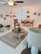 2950 SE Ocean Blvd, Unit 8-6 in Stuart, FL - Foto de edificio - Building Photo