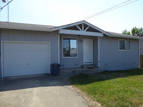 184 Gregory Dr in Winston, OR - Building Photo - Building Photo