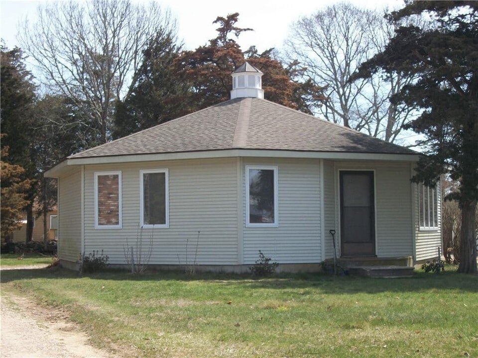 55 Kimball Ave in Westerly, RI - Building Photo