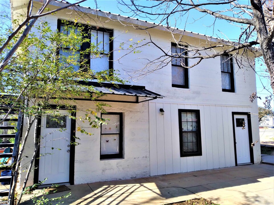 104 W Wallace St in Llano, TX - Building Photo