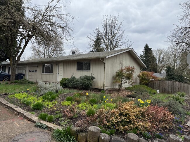1920 Brewer Ave in Eugene, OR - Foto de edificio - Building Photo