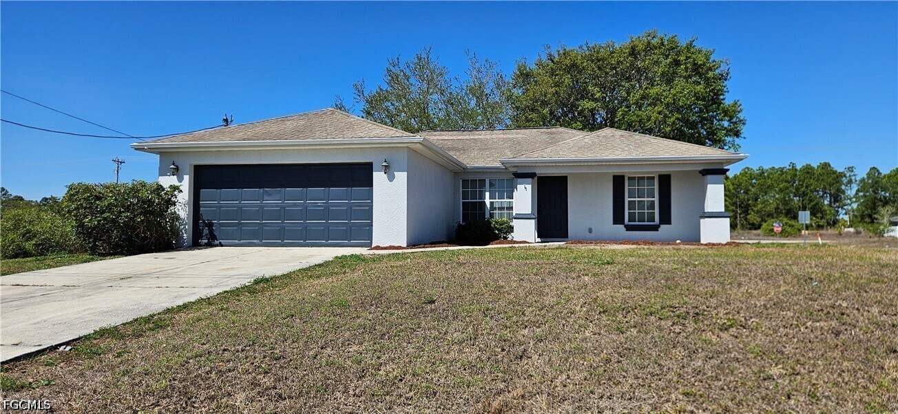 744 Burns Ave S in Lehigh Acres, FL - Building Photo