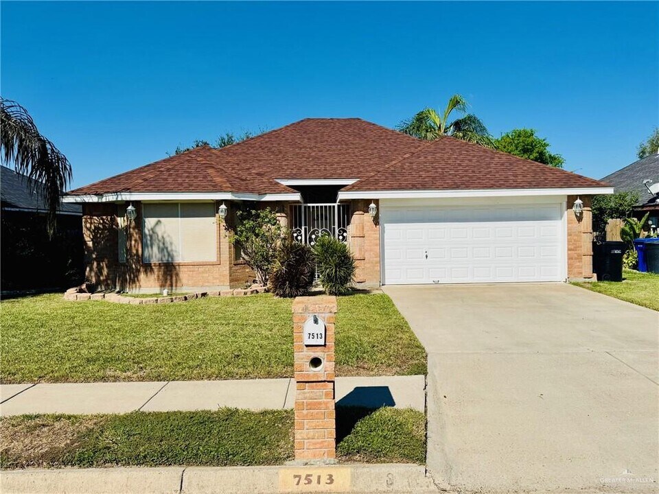 28 N 40th St in McAllen, TX - Building Photo