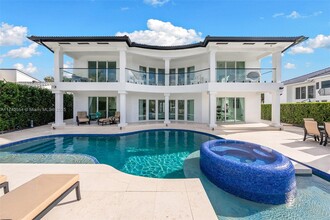 3251 NE 164th St in North Miami Beach, FL - Building Photo - Building Photo