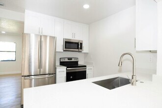 924 NW 11th Ct in Fort Lauderdale, FL - Building Photo - Building Photo