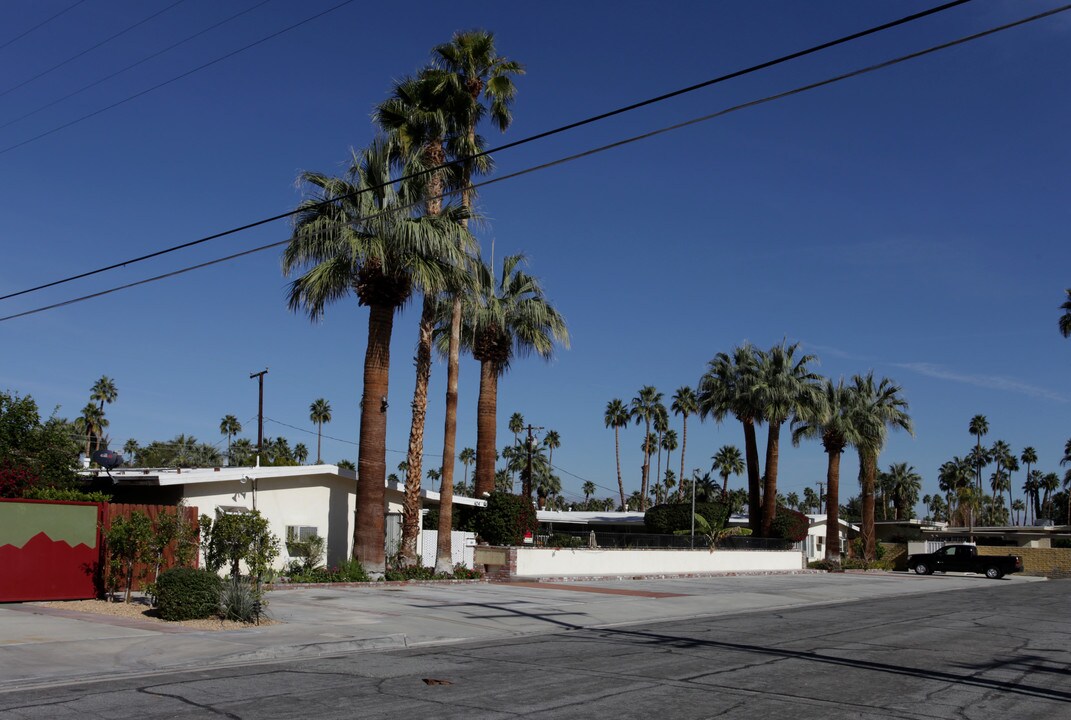 474 Avenida Ortega in Palm Springs, CA - Foto de edificio