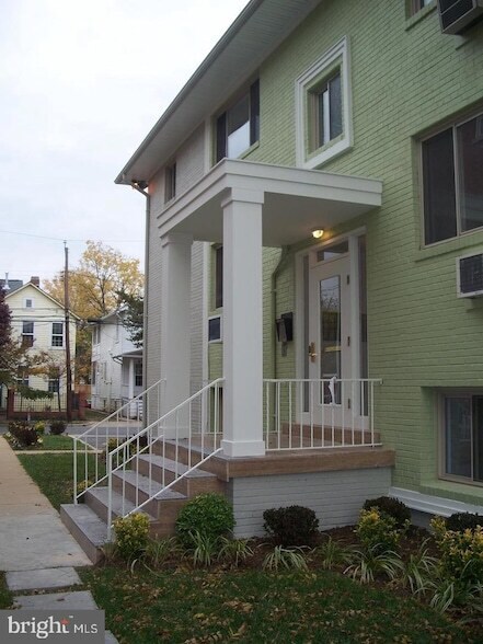 206 E Windsor Ave, Unit 202 in Alexandria, VA - Building Photo