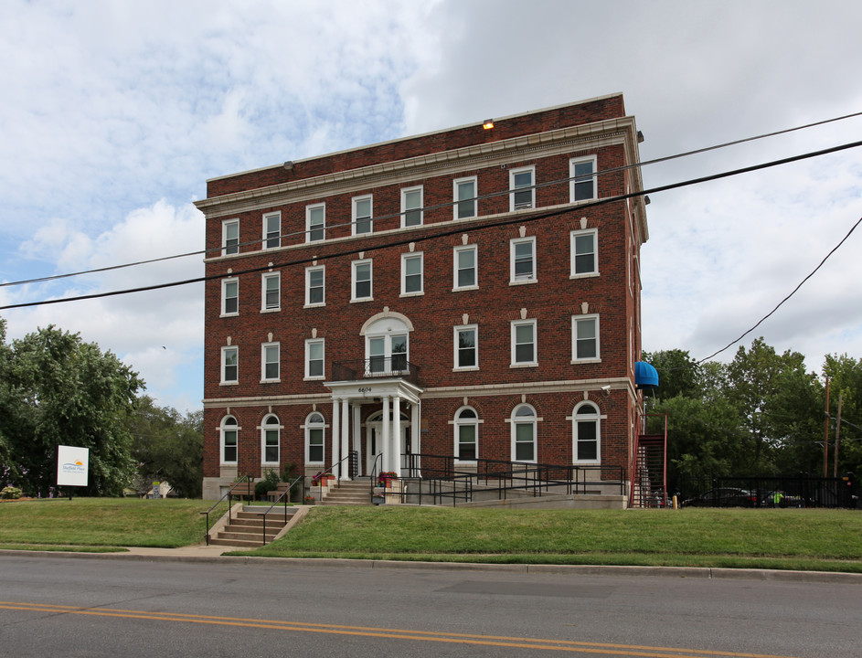 Sheffield Place in Kansas City, MO - Building Photo