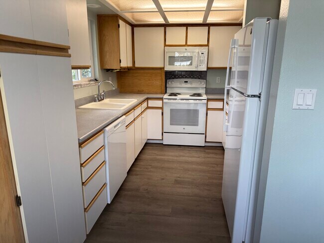 404 Teakwood Dr, Unit Apt A in Eagle Point, OR - Building Photo - Building Photo