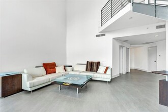 60 SW 13th St, Unit 3400 in Miami, FL - Foto de edificio - Building Photo