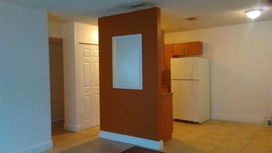 5226 NW 24th Ct in Fort Lauderdale, FL - Foto de edificio - Building Photo