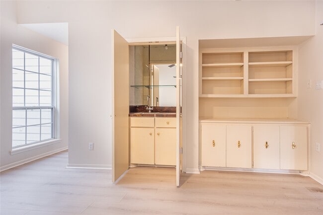 property at 2703 Glenn Lakes Ln