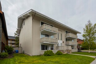 414 Banff Av in Banff, AB - Building Photo