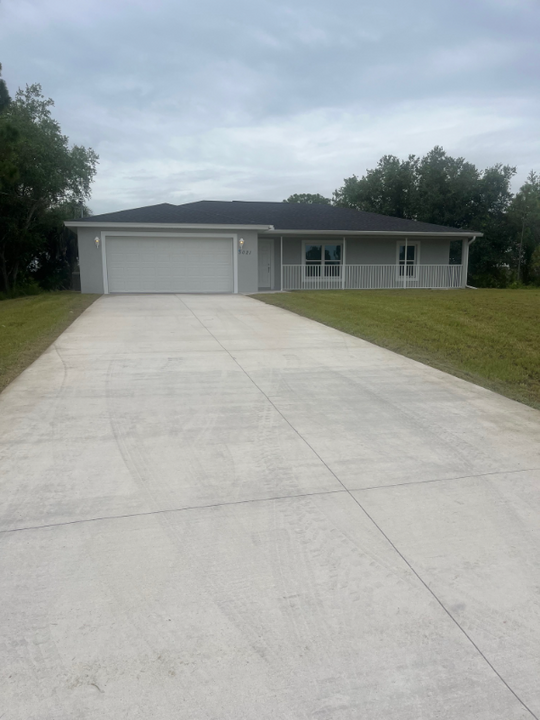 5021 E Hummingbird Dr in La Belle, FL - Building Photo