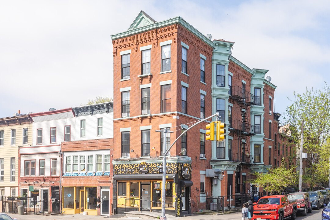 320 Malcom X Blvd in Brooklyn, NY - Foto de edificio