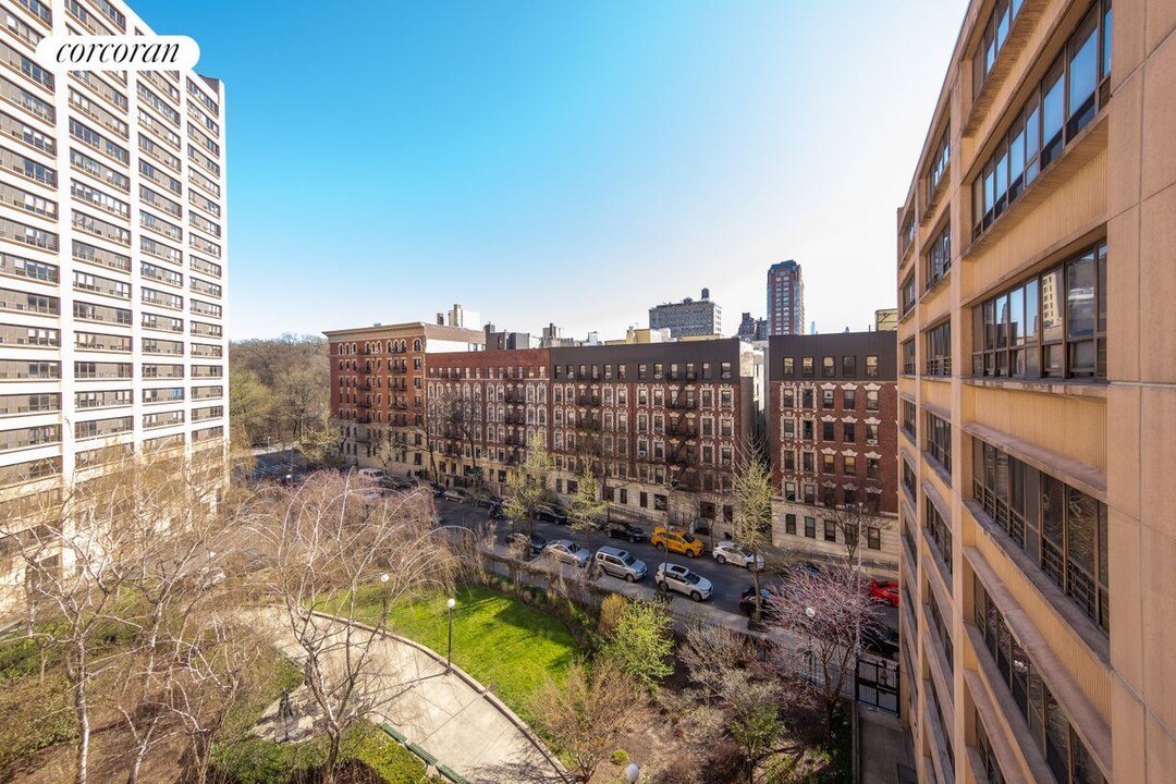220 Manhattan Ave in New York, NY - Building Photo