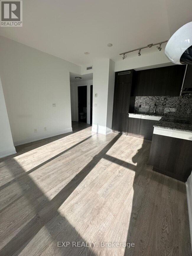 101 Erskine Ave in Toronto, ON - Building Photo - Building Photo