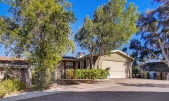 4440 Ensenada Dr in Woodland Hills, CA - Building Photo