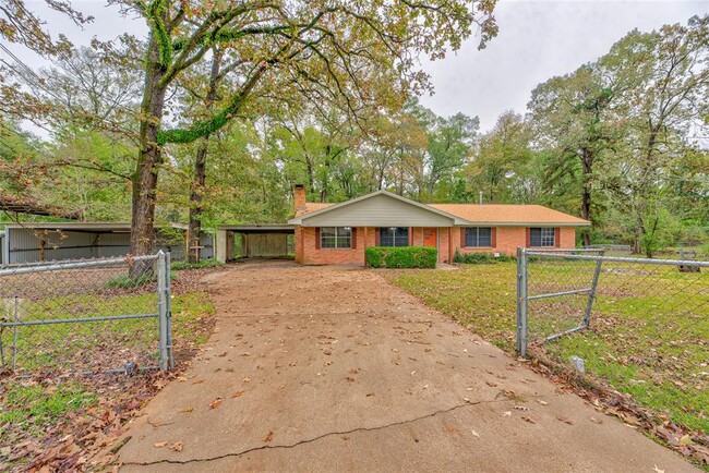 1012 Shady Pine St in Lufkin, TX - Building Photo - Building Photo