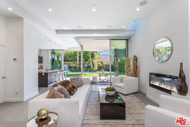 8932 Dorrington Ave in West Hollywood, CA - Building Photo - Building Photo