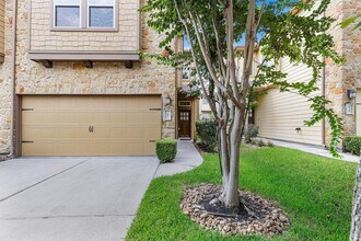 7 Cheswood Manor Court in The Woodlands, TX - Building Photo - Building Photo