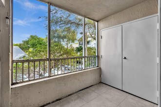 2881 N Oakland Forest Dr, Unit 212 in Oakland Park, FL - Foto de edificio - Building Photo