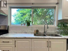 1119 Rebecca St in Oakville, ON - Building Photo