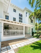 325 Pacific Rd in Key Biscayne, FL - Building Photo - Building Photo