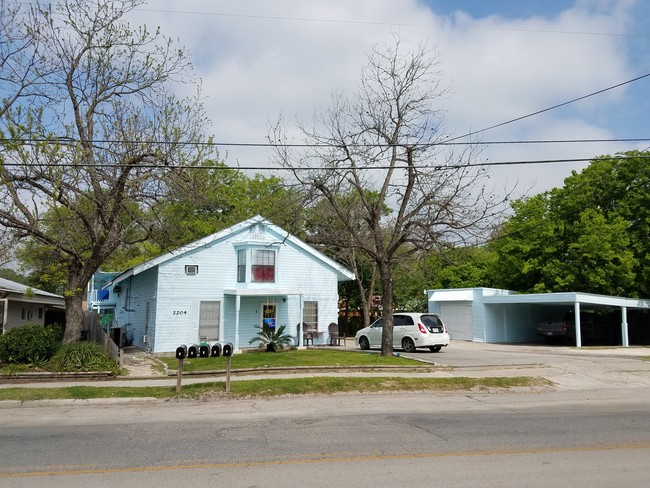 2204 W San Antonio St in New Braunfels, TX - Foto de edificio - Building Photo
