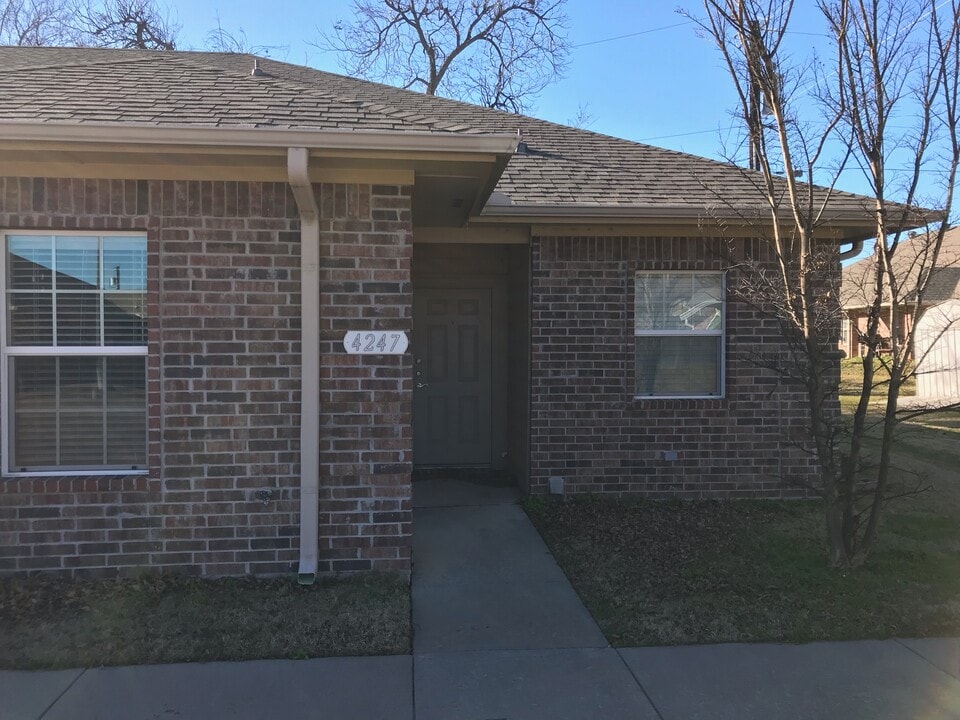 4247 Castlegate Dr, Unit 4247 in Paris, TX - Foto de edificio