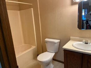 340 S Rowe Ln, Unit 1 in Walcott, IA - Foto de edificio - Building Photo
