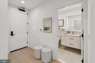 30 W Allens Ln, Unit 106 in Philadelphia, PA - Foto de edificio - Building Photo