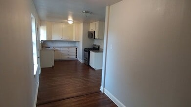 2523 Gross Rd in Dallas, TX - Building Photo - Building Photo
