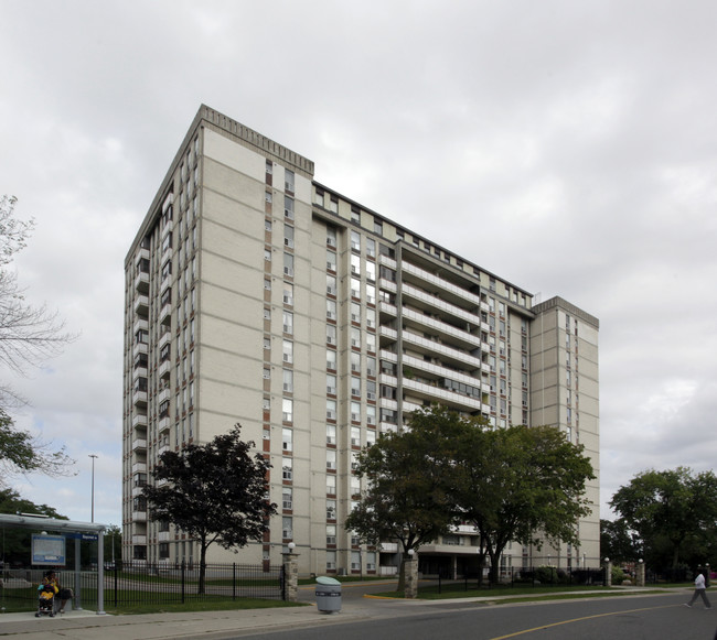 130 Neptune Dr in Toronto, ON - Building Photo - Primary Photo