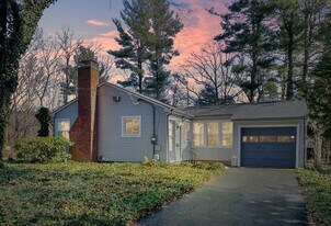 95 Riverside Dr in Hamden, CT - Building Photo