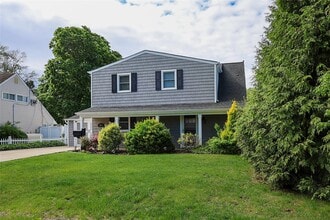 24 Mead Ln in Westbury, NY - Building Photo - Building Photo