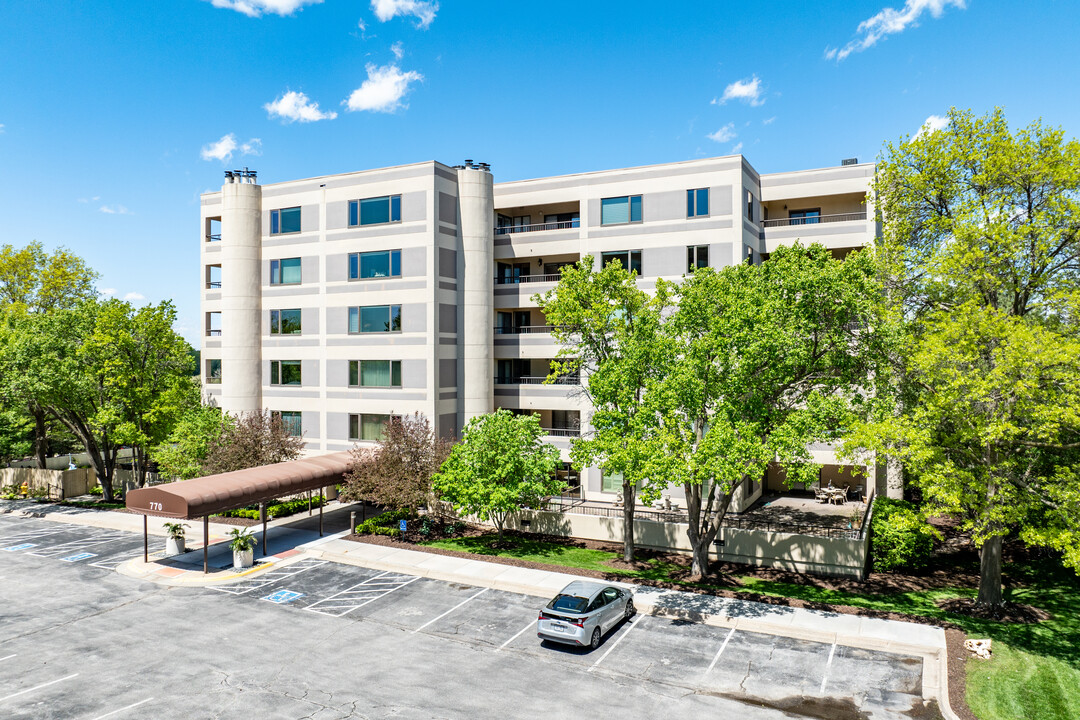 Coronado Condominiums in Omaha, NE - Building Photo